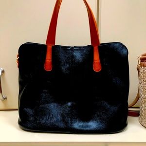 Smallish black tote.